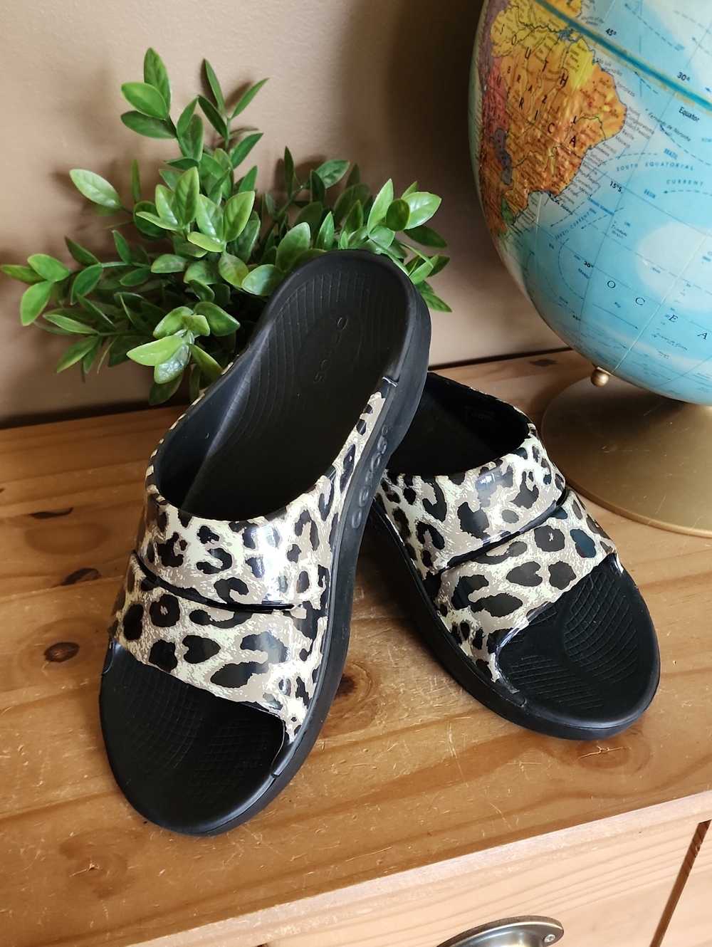 OOFOS Size 9  LUXE Leopard Print Slides Size EU 40